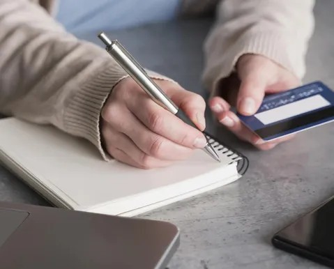 Parcelar a fatura pode fazer uma dívida de R$ 1 mil virar quanto?