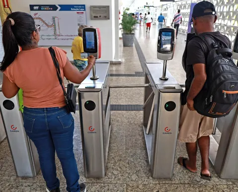 Passageiros dos ônibus de Salvador já podem pagar passagem com QR Code - Imagem