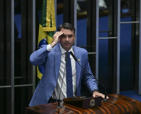 PF aponta Flávio Bolsonaro em offshore ligada a jatinho de Vorcaro