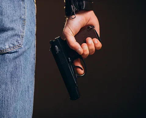 PM de folga atira em homem que atacou o próprio pai com faca