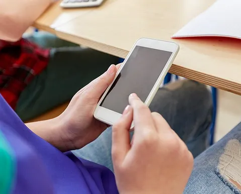 Proibição de celular reduz cyberbullying e ansiedade, diz pesquisa - Imagem