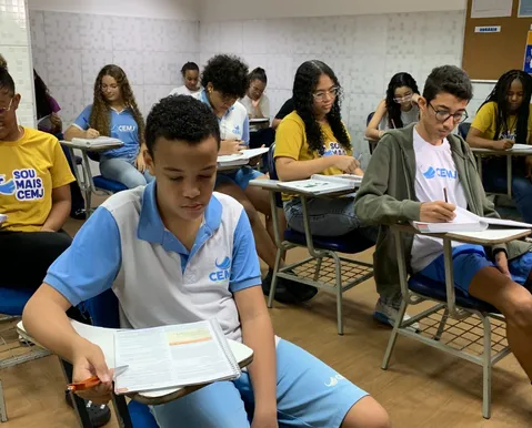 Projeto prepara estudantes para reta final do Enem em Salvador - Imagem