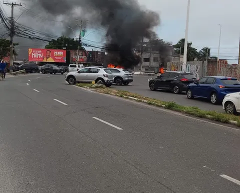 Protesto na Boca do Rio tem ônibus apedrejado e pista interditada; veja vídeo