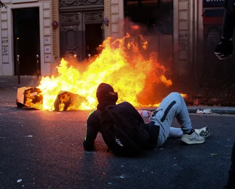 Protestos na França terminam com 1.800 detidos e prefeitura incendiada