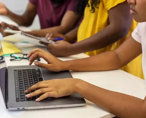Quase metade dos alunos no Brasil usa ferramentas como ChatGPT para estudar