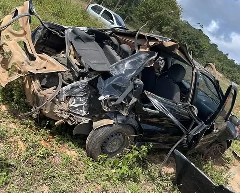 Quatro pessoas ficam feridas após capotamento de carro na Bahia