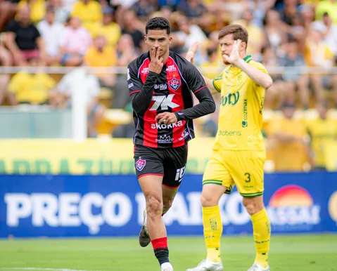 Renê discute com jogadores do Vitória após empate com o Mirassol