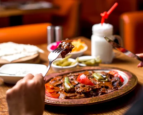Restaurante famoso é investigado por vender prato com carne suspeita