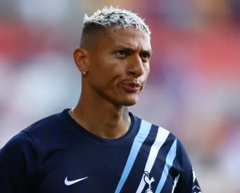 Richarlison acusa Flávio Bolsonaro de tomar casa de R$ 10 milhões
