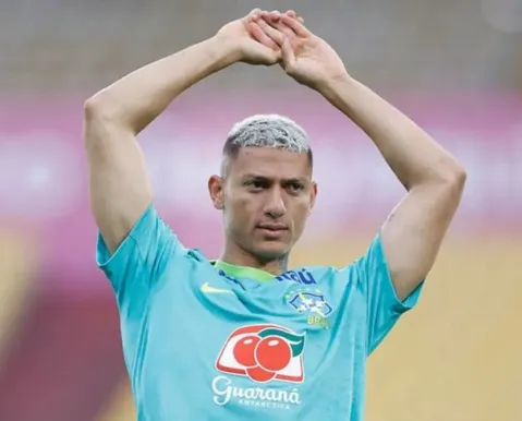 Richarlison cobra Flávio Bolsonaro por mansão de R$ 10 milhões no RJ