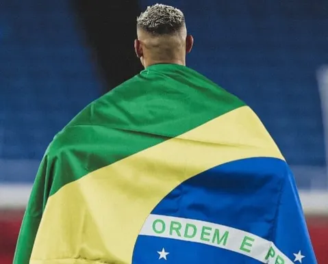 Richarlison fala sobre eleição em meio a briga com Flávio Bolsonaro