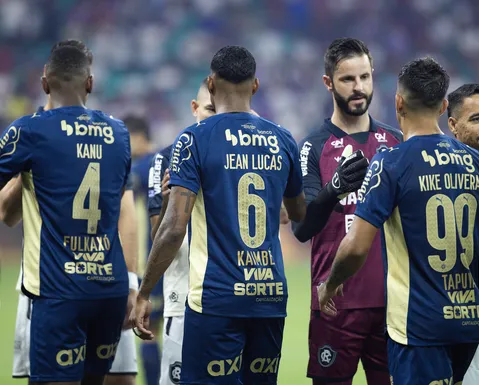 Sem Mingo, Bahia de Ceni fica torto em campo e expõe lado esquerdo vulnerável