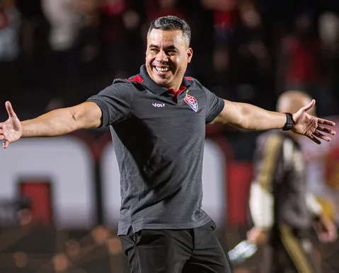Sob pressão, Jair Ventura completa um ano como técnico do Vitória - Imagem