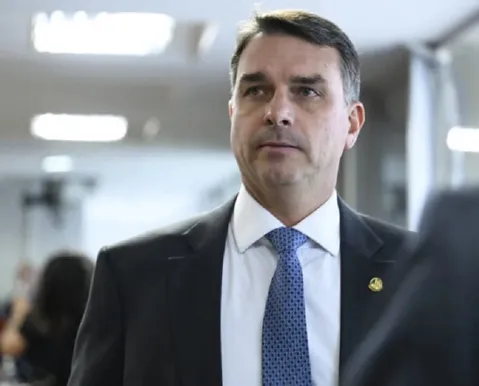 Substituir servidores por IA: plano de equipe de Flávio Bolsonaro esbarra na Constituição - Imagem