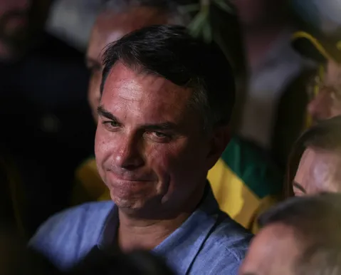 Suposto voo que transportaria Flávio Bolsonaro para os EUA foi cancelado - Imagem