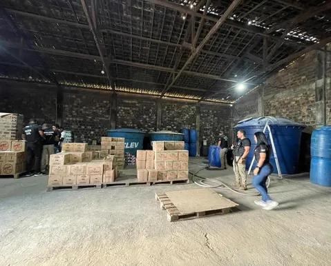 Suspeita de falsificação: polícia encontra 5 mil litros de cachaça em caixas-d’água