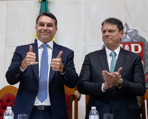 Tarcísio de Freitas e Flávio Bolsonaro postam fake para criticar ato pró-Lula