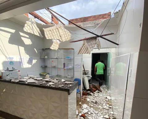 Temporal causa desabamento e rastro de estragos em hospital na Bahia