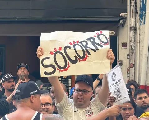 Torcida de adversário do Vitória exige saída de craque e dirigente