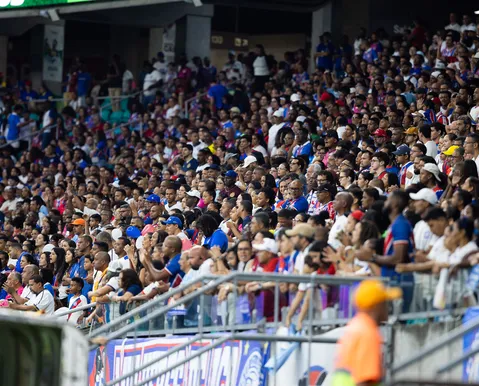 Torcida do Bahia quebra marca de público no futebol feminino do estado