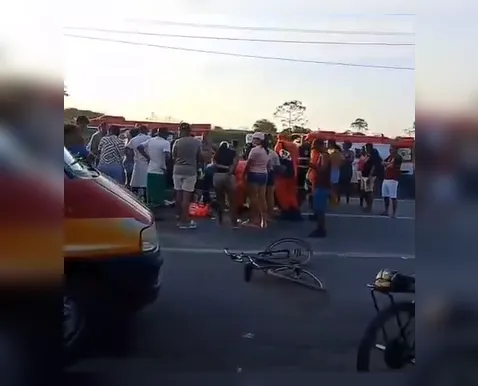 Trânsito trava na BR-325 após acidente entre ciclista e ônibus - Imagem