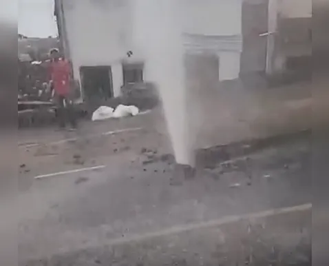 Vazamento de água na Ladeira do Retiro prejudica moradores
