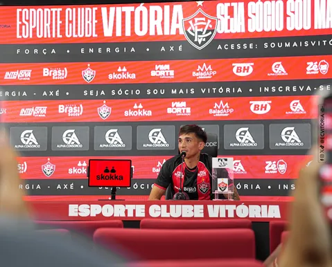 Versátil e bom na recomposição: novo atacante é apresentado no Vitória
