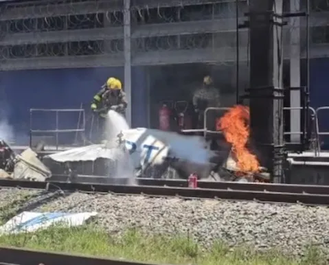 VÍDEO: Avião cai perto de estação de metrô e deixa piloto morto