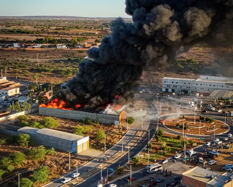 VÍDEO: Incêndio de grande proporção atinge fábrica em Irecê