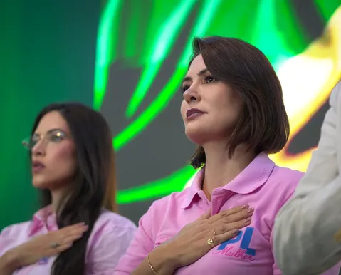 Vídeo: Michelle reage a veto da Justiça e esconde foto de Bolsonaro