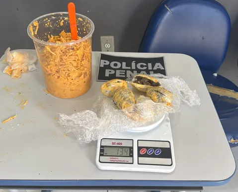 Vídeo: Mulher é flagrada com drogas escondidas em estrogonofe na Bahia