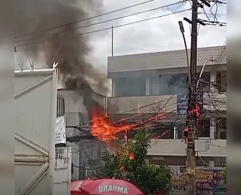 Vídeo: Poste pega fogo e prejudica trânsito no Cabula