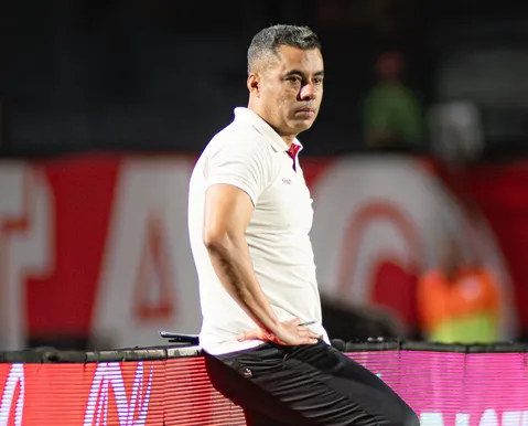 Vitória tem impasse com titular e dúvidas para enfrentar o Coritiba - Imagem
