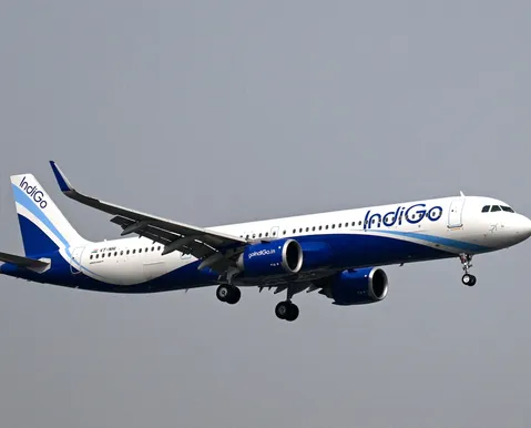 Voo é desviado após carregador portátil pegar fogo em bagageiro de avião
