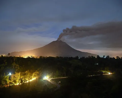 Vulcão na Indonésia expeles cinzas e força evacuação de emergência - Imagem