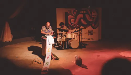 Alex Simões apresenta poemas e lança livro no interior da Bahia
