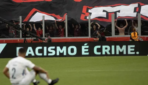 Artilheiro do Brasileirão é alvo de ataques racistas após clássico