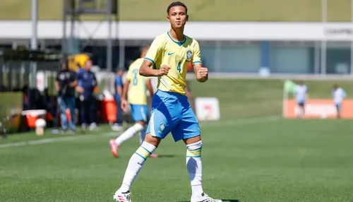 Campeão com a Seleção, joia do Vitória é homenageado na Toca do Leão