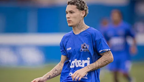 Cantor milionário joga futebol de graça em filial de time europeu