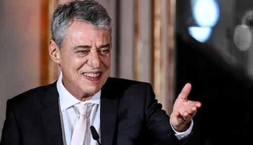 Chico Buarque recebe ameaça de morte após expor opinião política