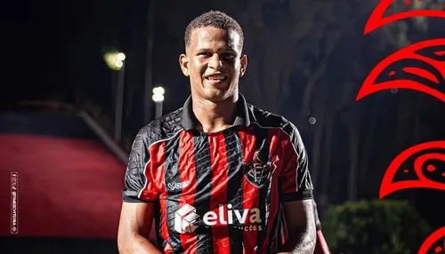 Com lesão de Ramon, Vitória traz lateral da base para o profissional