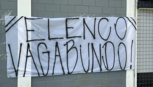Em crise, próximo adversário do Vitória sofre com protestos da torcida