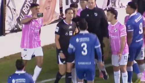 Em jogo sem VAR, árbitro vê replay no celular e toma decisão crucial