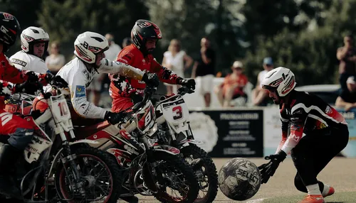 Futebol sobre duas rodas: veja fotos do campeonato de motoball na França