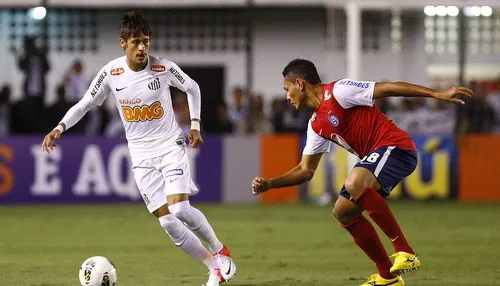 Há 14 anos, Bahia calou a Vila Belmiro contra o Santos de Neymar