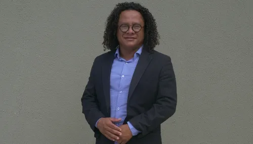 Humorista Pisit Mota revela que não tem contato com o filho há oito anos