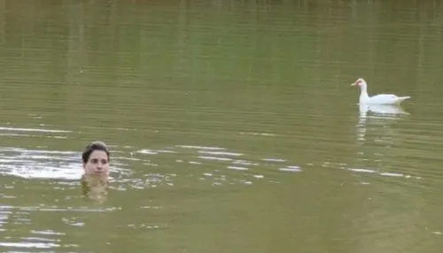 Longe da TV, atriz brasileira vive em fazenda na mata rodeada por animais