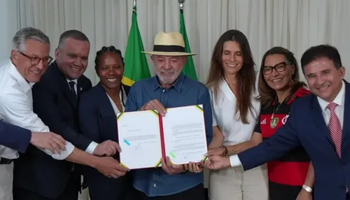 Lula sanciona lei para profissionalização do futebol feminino