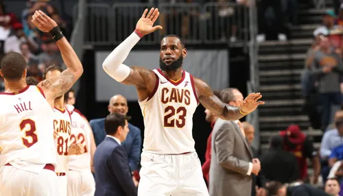 Personagem famoso da NBA visita o Barradão e ganha camisa do Vitória