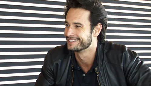 Rodrigo Santoro não é reconhecido nos EUA e dá resposta inesperada